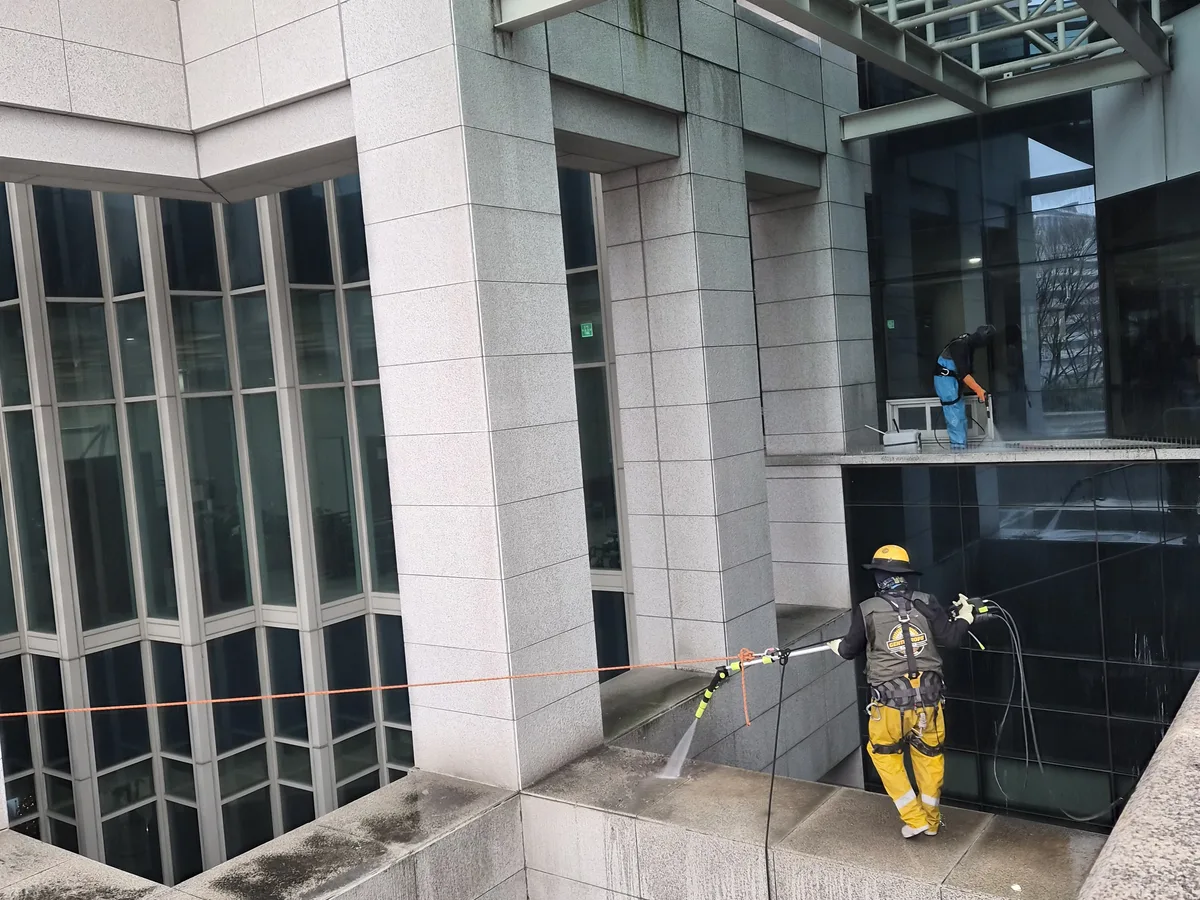 금산군 금성면 상가건물 옥상 파라펫 장비 주변 정밀 위생청소 사례 - 행진크린