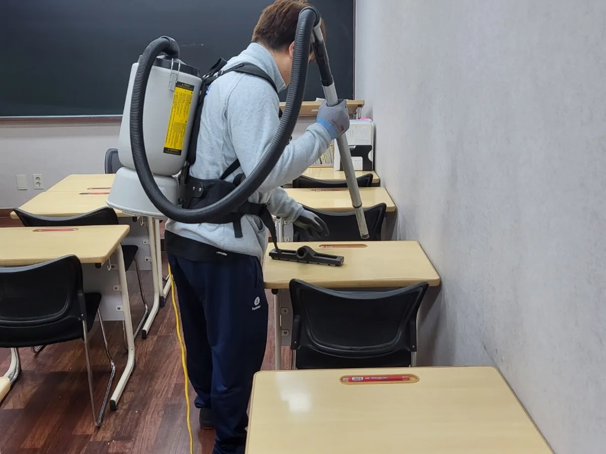 보령시 오천면 학교 현관·중앙홀 바닥 위생청소 사례 - 행진크린