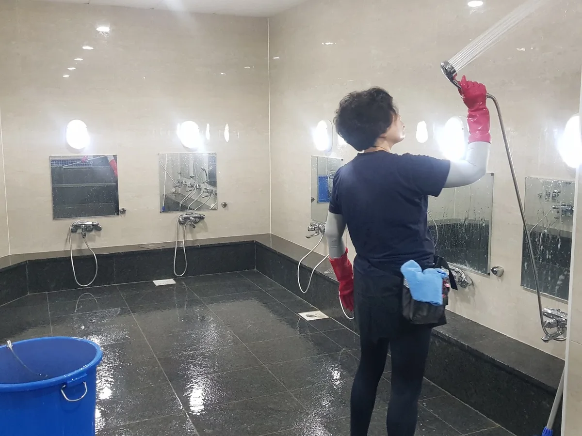 아산시 신창면 목욕탕 탈의실·파우더룸 바닥 위생청소 사례 - 행진크린